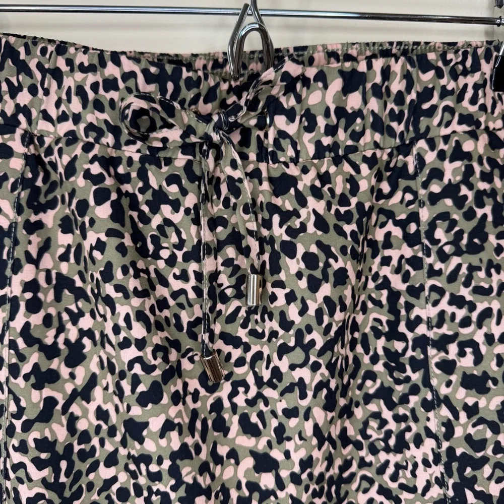 Chico's Zenergy Skort - Black Tan Green Animal Print - Size 1.5 / US 10 - EUC - Picture 4 of 10